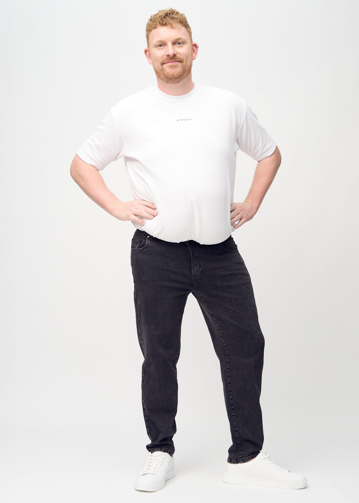 Fuldt billede af en plus-size model i mørkegrå denim regular jeans.