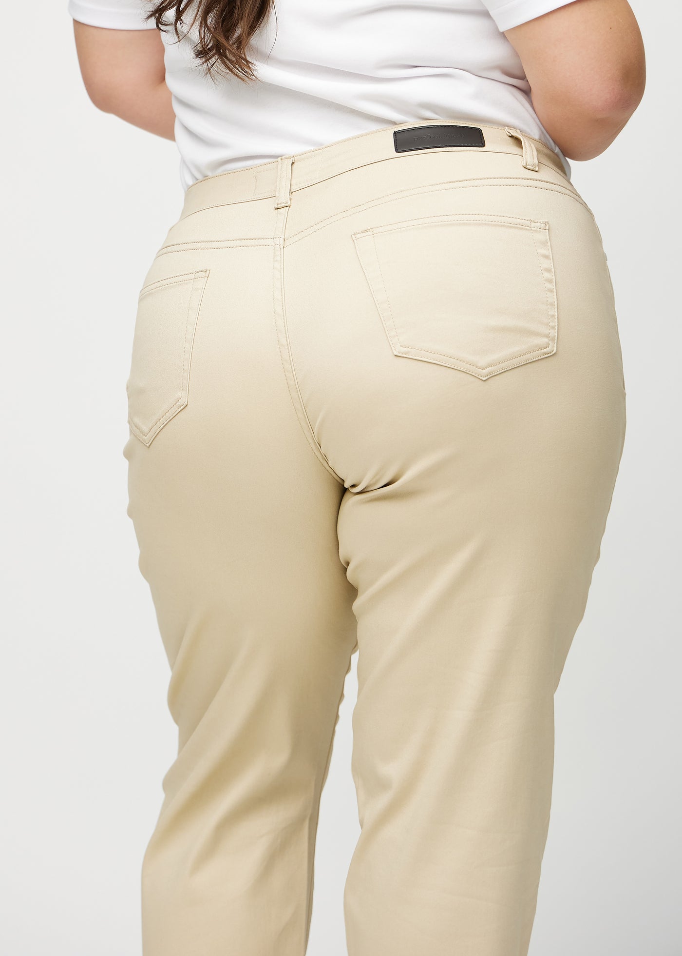 Beige regular jeans set bagfra tæt på en plus-size model for at vise detaljer.