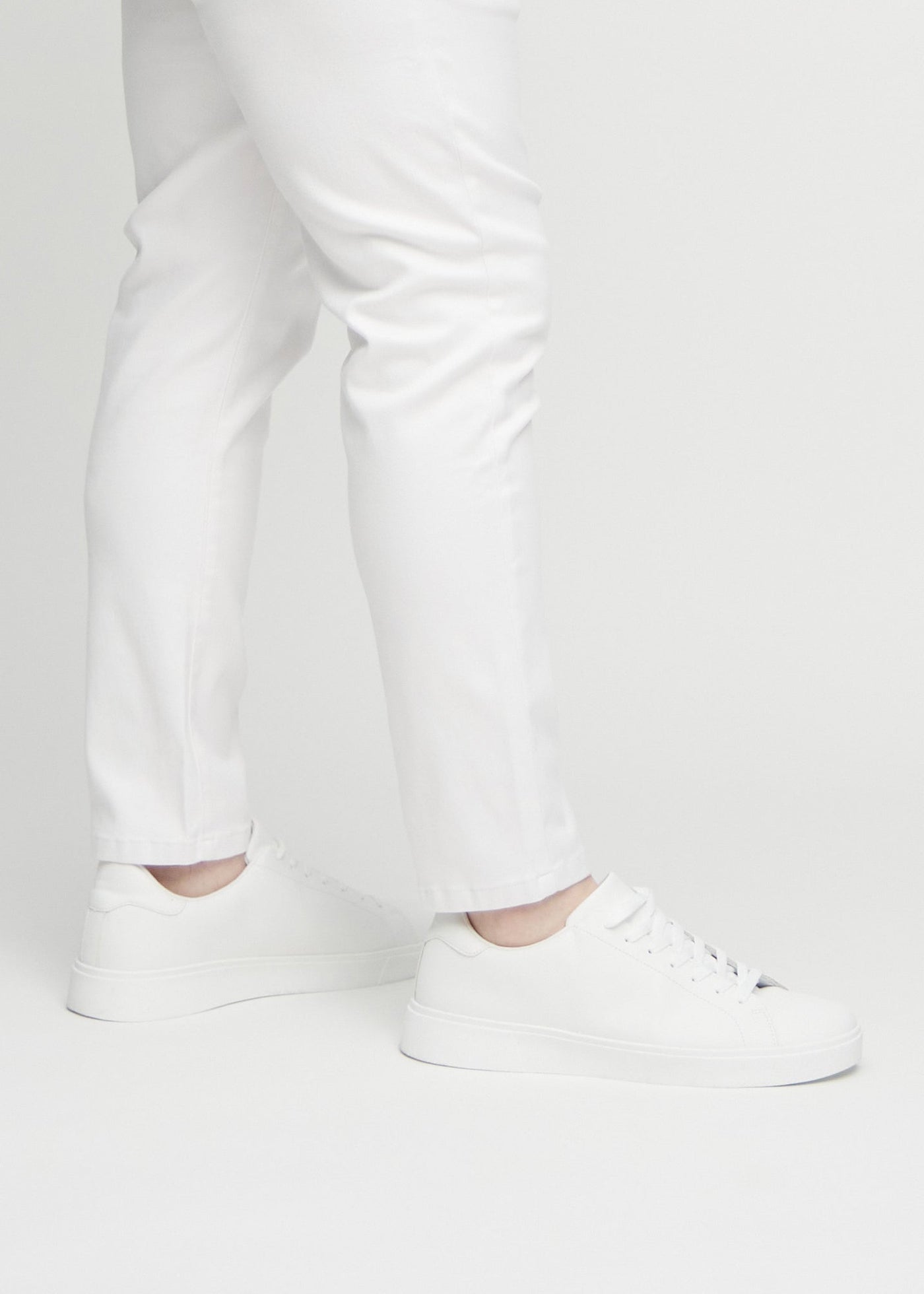 Anklerne på en plus-size model, så man kan se, hvor tæt jeansene sidder.