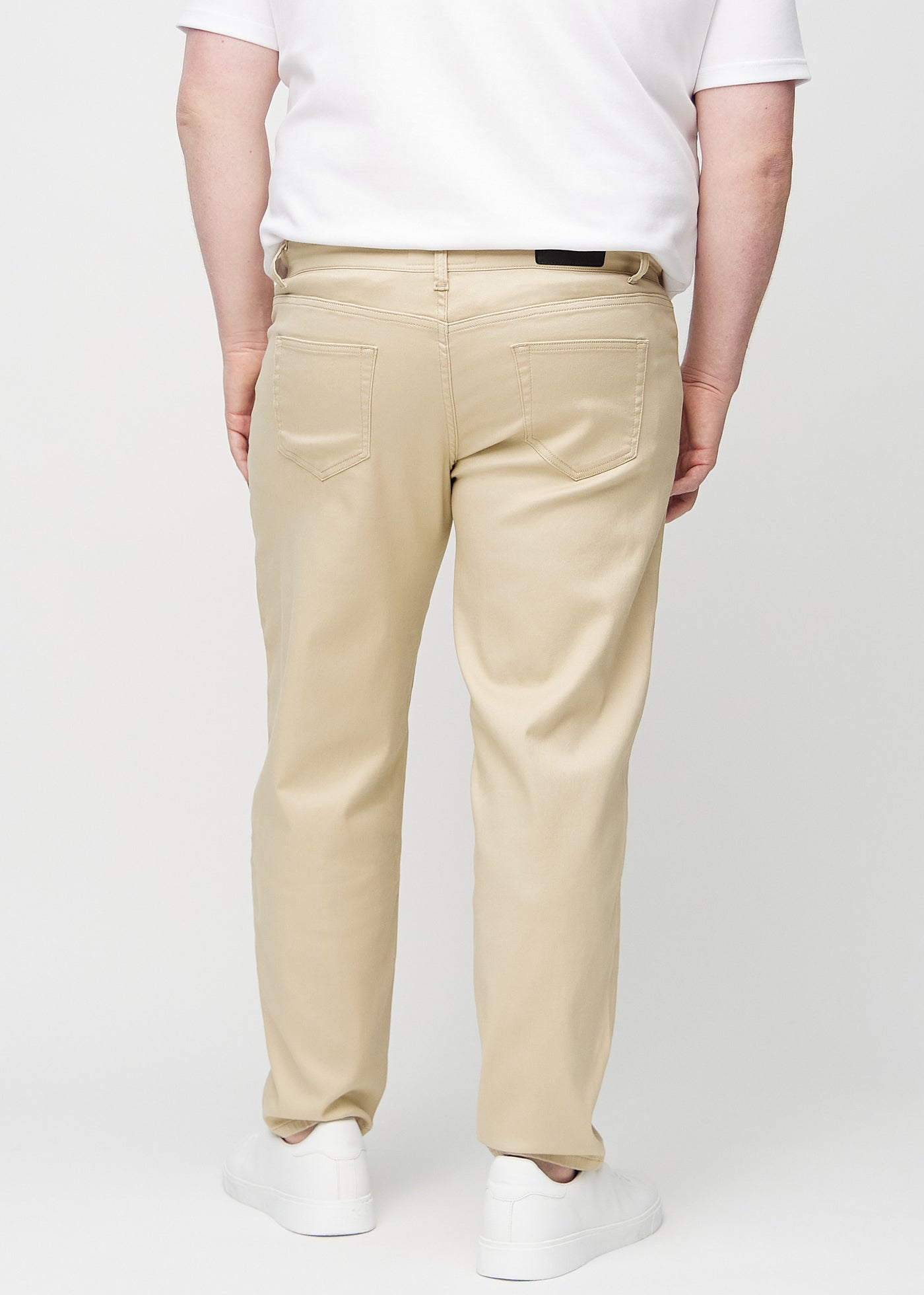 Beige regular jeans set bagfra på en plus-size model, så man kan se hele produktet.