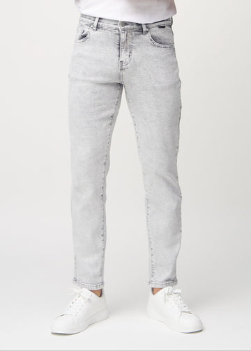 Lysegrå denim regular jeans, modelnavn Ashes, som går lige ned langs benet, set forfra.