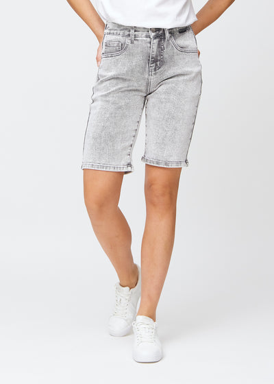 Lysegrå denim regular middle shorts, modelnavn Ashes, som går lige ned langs benet og slutter lige over knæet, set forfra.