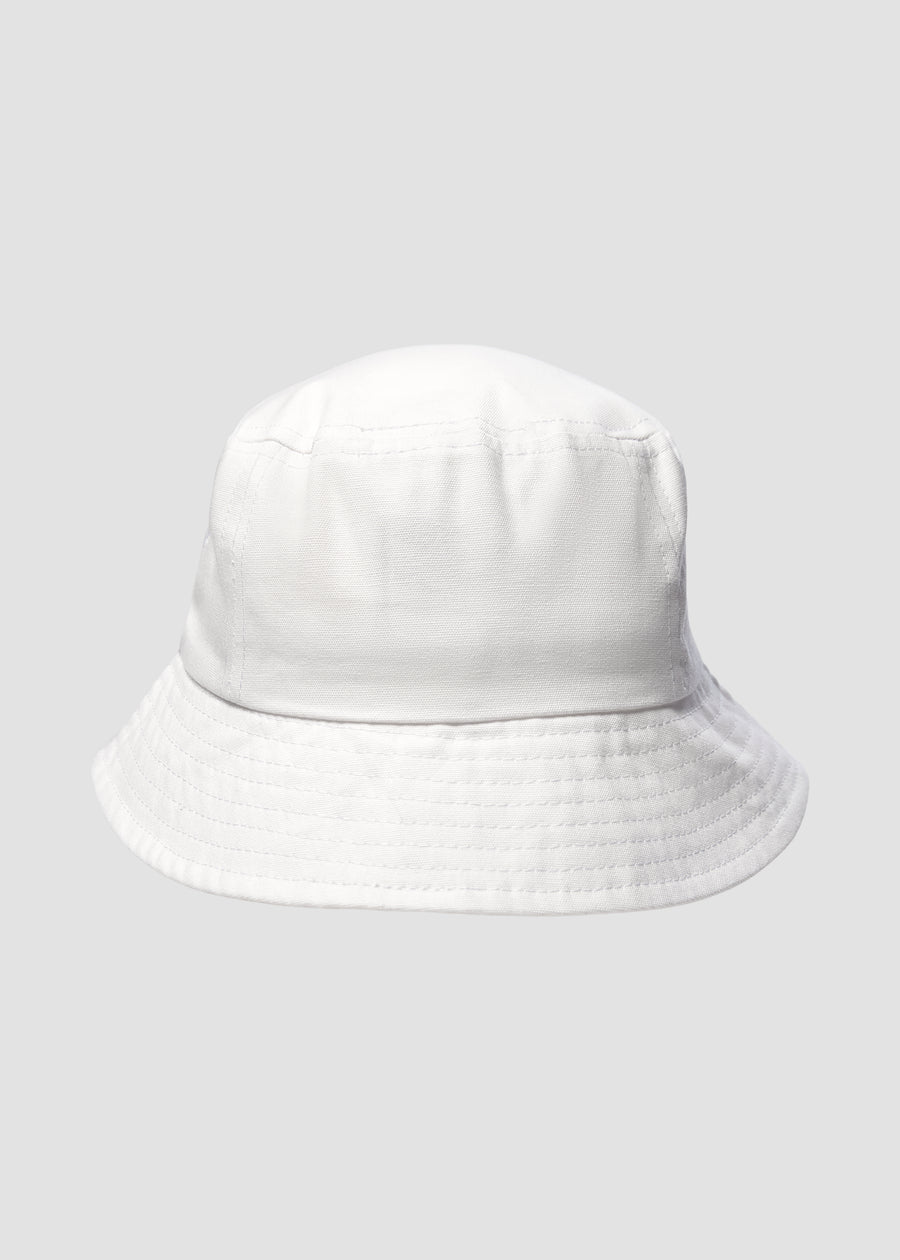 Hvid bøllehat fra Perfect Jeans, set bagfra.