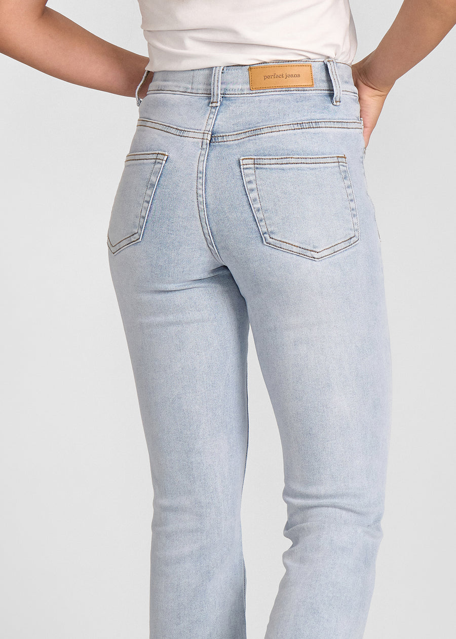 Lyseblå denim bootcut jeans, modelnavn Waves, som sidder tæt om hofter og lår med et let svaj fra knæet og ned, set bagfra tæt på for at vise detaljer..