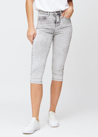 Lysegrå denim skinny capris, modelnavn Ashes, som sidder tæt til benet og slutter lige under knæet, set forfra.