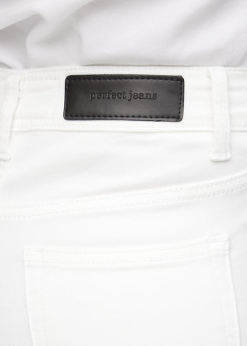 Baglommen på et par hvide jeans, hvor man kan se logoet.