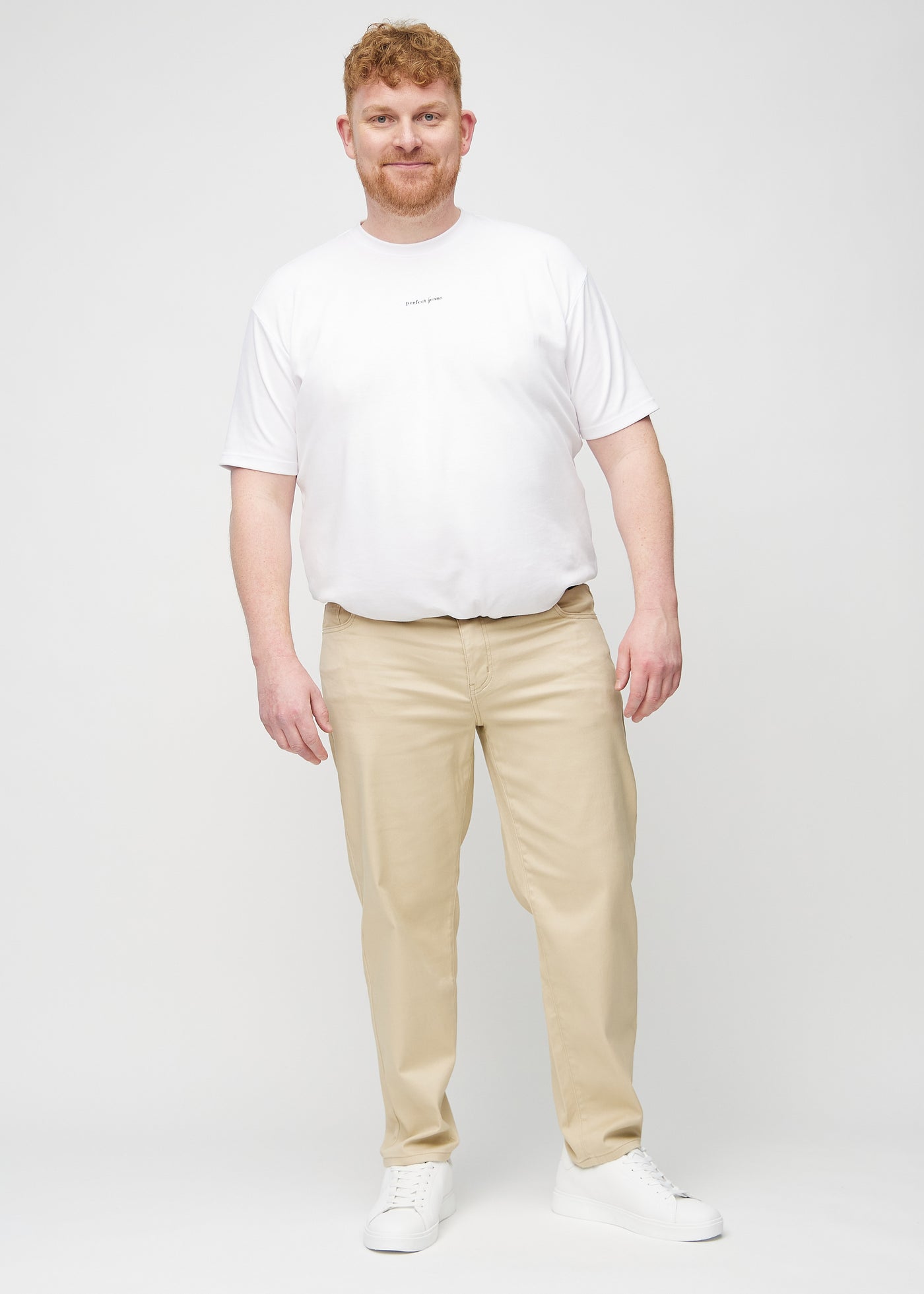 Plus-size model går ind i billedet, strækker i jeansene, viser dem frem ved at dreje rundt, og forlader derefter billedet.