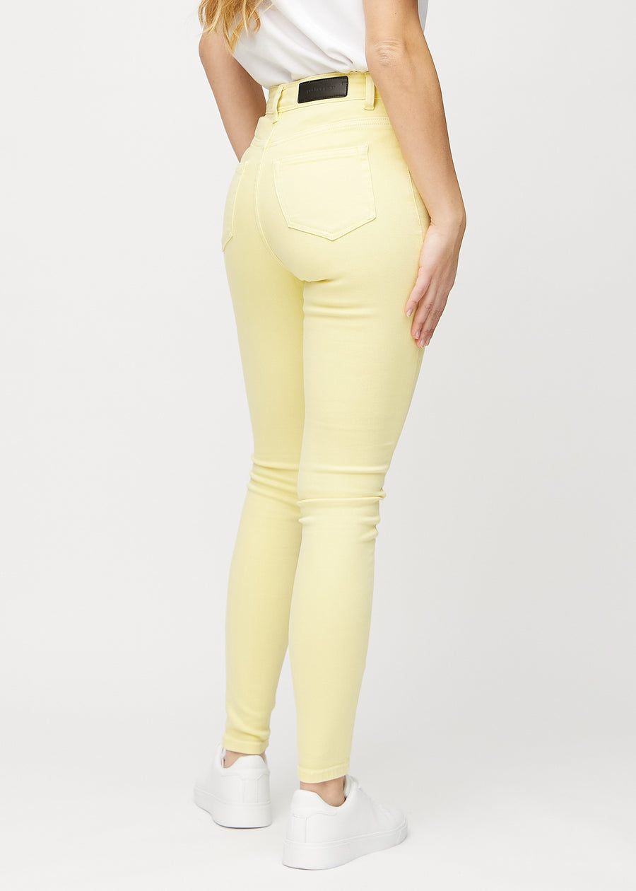 Lysegule skinny jeans set bagfra, så man kan se hele produktet.