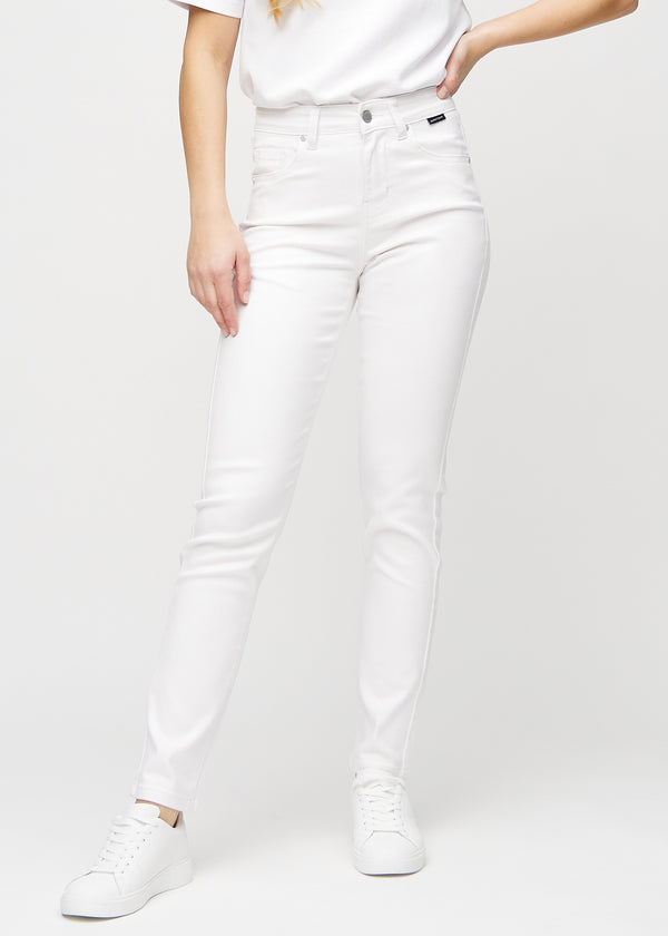 Hvide slim jeans, modelnavn Marguerites, som sidder tæt til benet, dog lidt løsere ved anklen, set forfra.