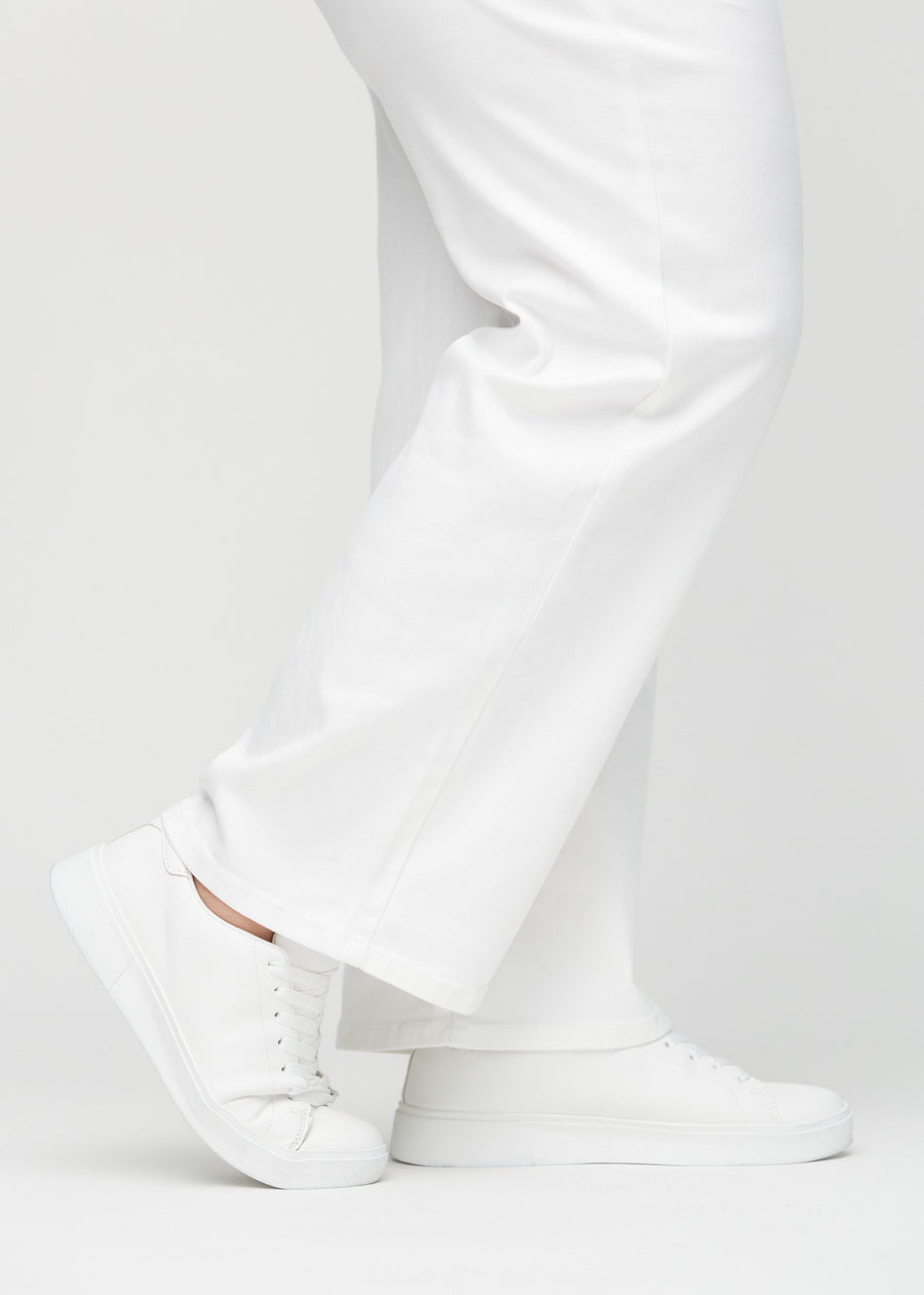 Anklerne på en plus-size model, så man kan se, hvor løst jeansene sidder.