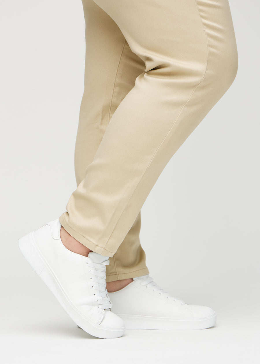 Anklerne på en plus-size model, så man kan se, hvor tæt jeansene sidder.