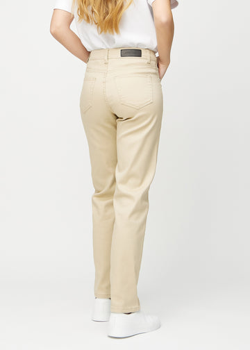 Beige regular jeans set fra siden på model.