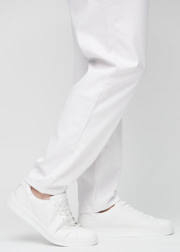 Anklerne på en plus-size model, så man kan se, hvor løst jeansene sidder.