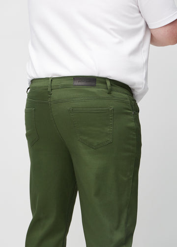 Mørkegrønne regular jeans set bagfra tæt på en plus-size model for at vise detaljer.