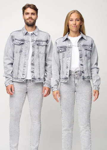 Unisex lysegrå denim jakke set forfra på herre- og damemodel, viser klassisk design med lige snit og knapper langs fronten. Jakken er i farven Ashes.