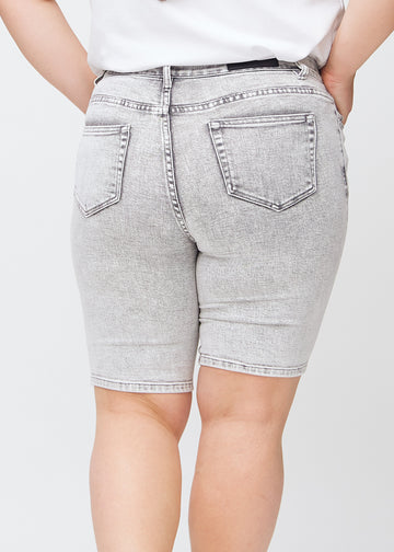 Lysegrå denim skinny middle shorts set bagfra tæt på en plus-size model for at vise detaljer.