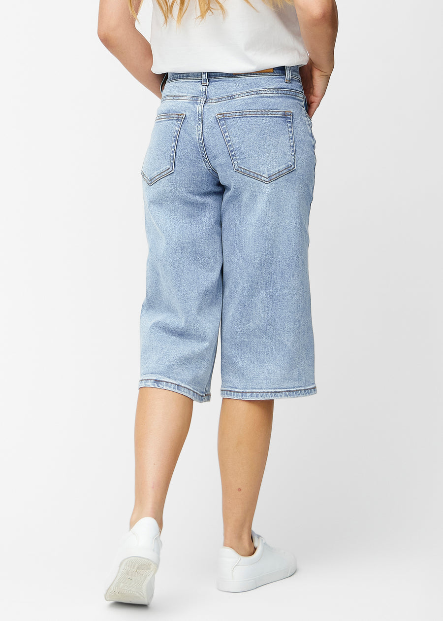 Løse, lyseblå denim capris i farven Waves set bagfra, så pasform og længde kan ses.