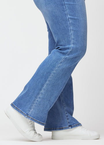 Anklerne på en plus-size model, så man kan se jeansenes lette svaj forneden.