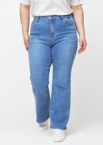 Blå mid-rise bootcut jeans i denimfarven Rivers, som sidder tæt fra hofte til lår og har et let svaj forneden, på en plus-size model, set forfra.