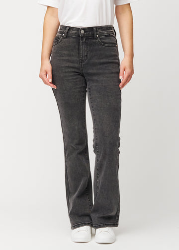 Mørkegrå mid-rise bootcut jeans i denimfarven Shadows, modelnavn Ravens, som sidder tæt fra hofte til lår og har et let svaj forneden, set forfra.