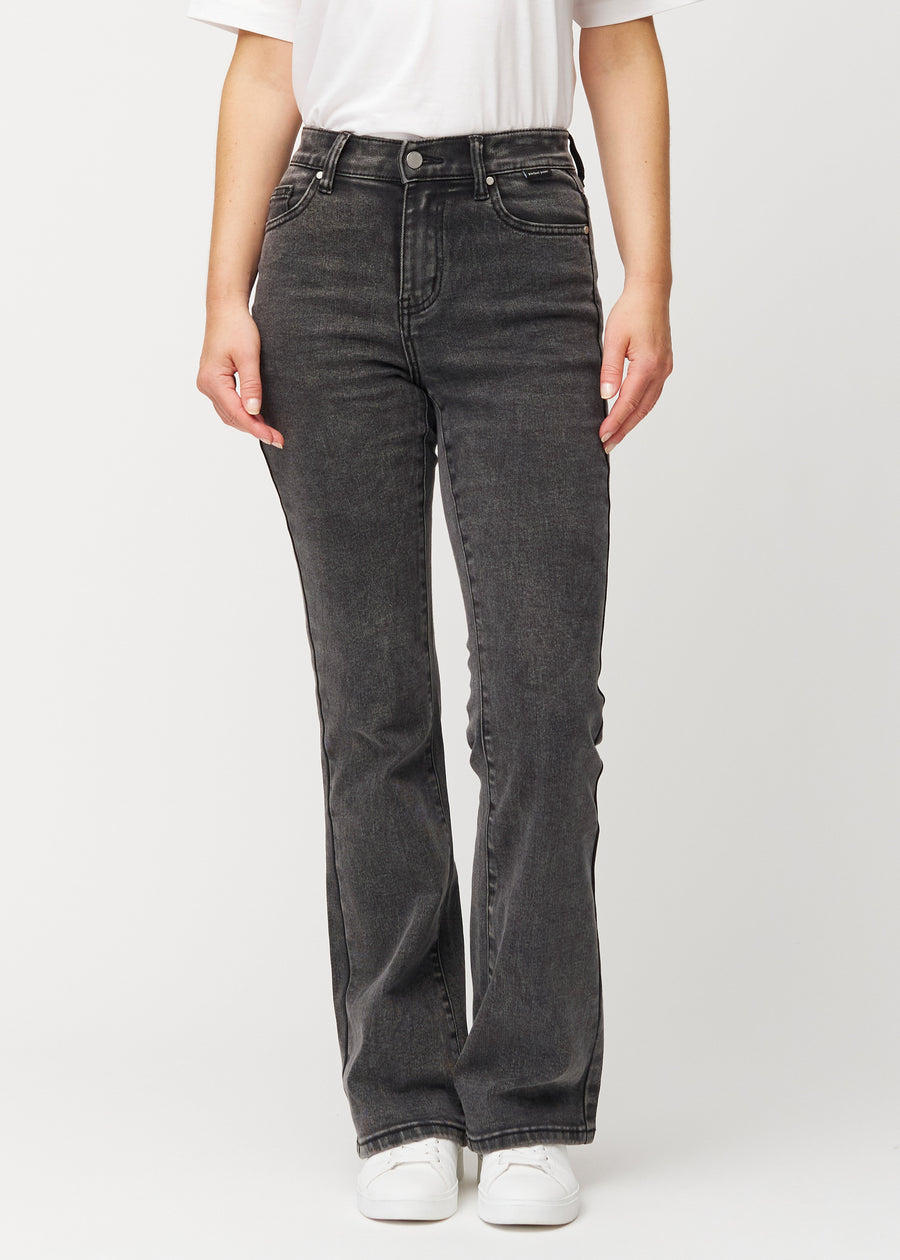 Mørkegrå mid-rise bootcut jeans i denimfarven Shadows, modelnavn Ravens, som sidder tæt fra hofte til lår og har et let svaj forneden, set forfra.