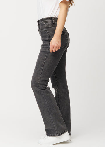 Mørkegrå mid-rise bootcut jeans i denimfarven Shadows set fra siden på model.