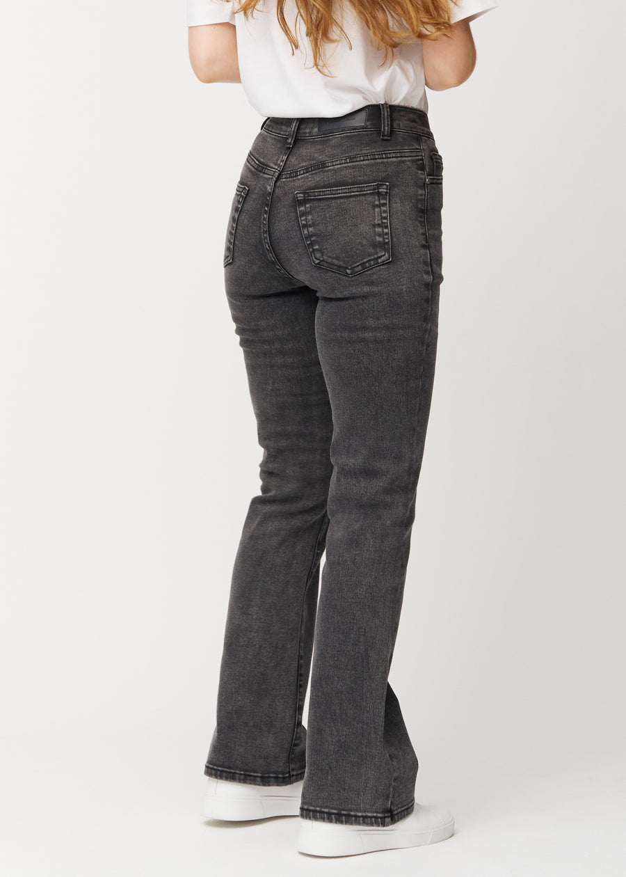 Mørkegrå mid-rise bootcut jeans i denimfarven Shadows set bagfra, så man kan se hele produktet.