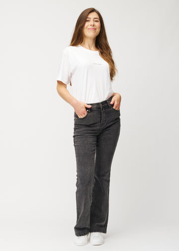 Fuldt billede af model i mørkegrå mid-rise bootcut jeans i denimfarven Shadows.