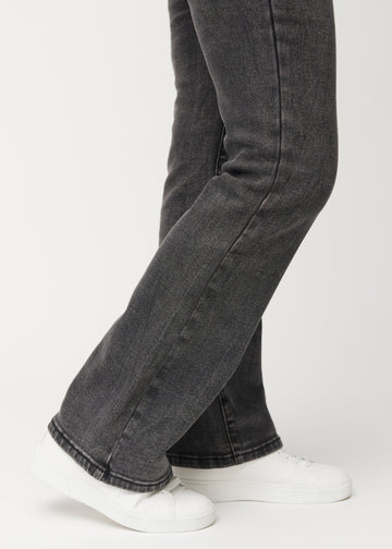Anklerne på en model, så man kan se jeansenes lette svaj forneden. 