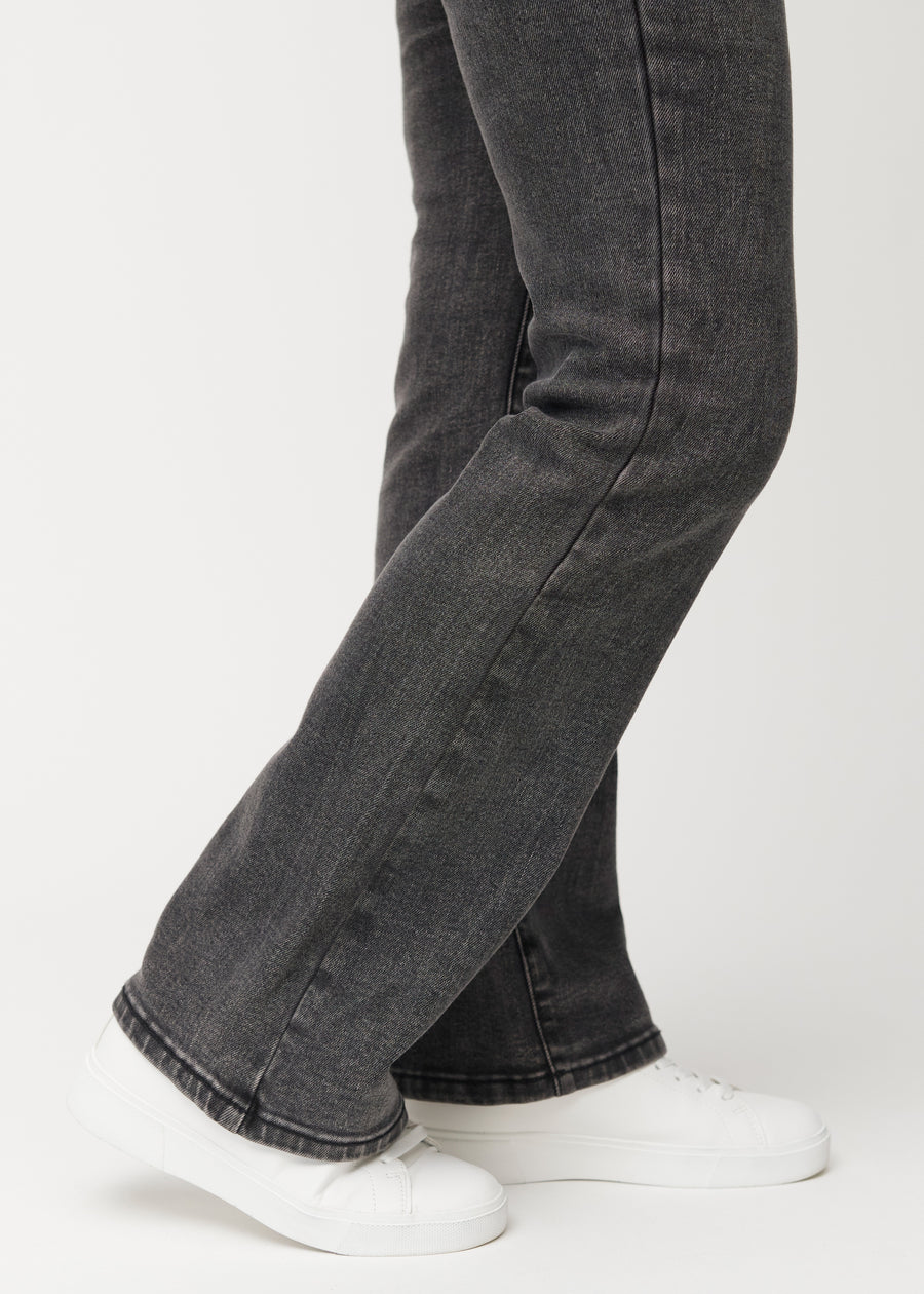 Anklerne på en model, så man kan se jeansenes lette svaj forneden. 