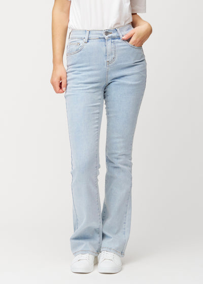 Lyseblå mid-rise bootcut jeans i denimfarven Waves, som sidder tæt fra hofte til lår og har et let svaj forneden, set forfra.