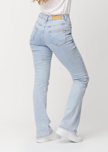 Lyseblå mid-rise bootcut jeans i denimfarven Waves set bagfra, så man kan se hele produktet.