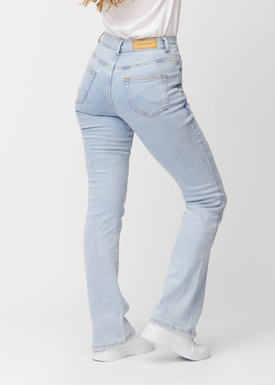 Lyseblå mid-rise bootcut jeans i denimfarven Waves set bagfra, så man kan se hele produktet.