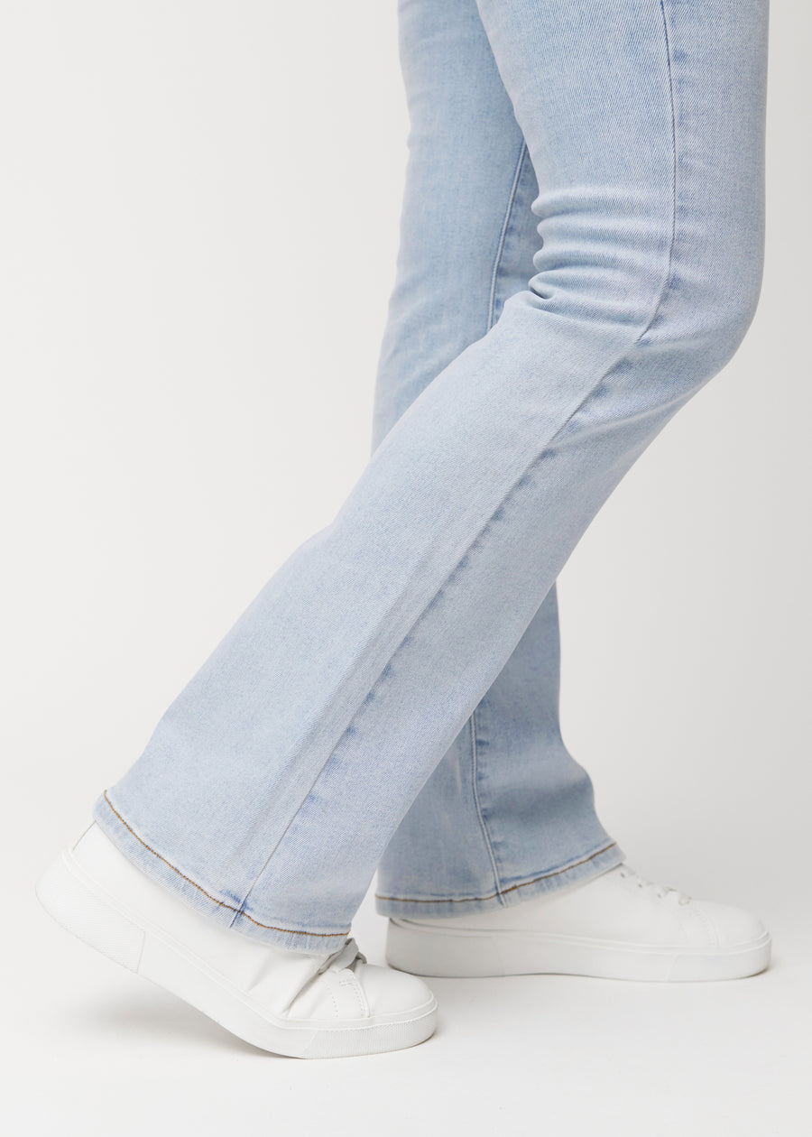 Anklerne på en model, så man kan se jeansenes lette svaj forneden.  
