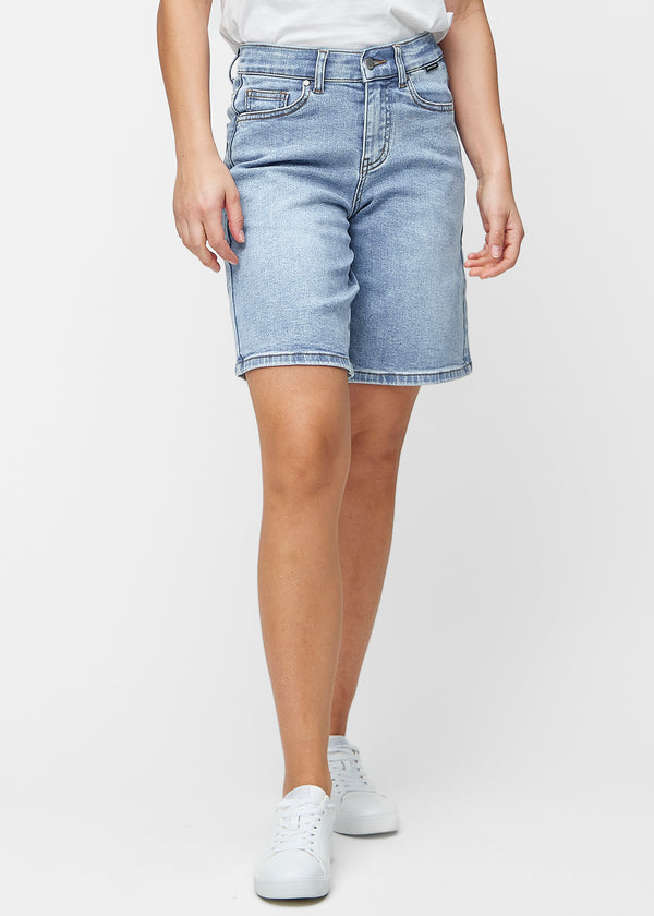Løse, lyseblå denim shorts i farven Waves, der sidder til ved hoften og falder løst ned over lårene til lige over knæet, set forfra.