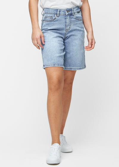 Løse, lyseblå denim shorts i farven Waves, der sidder til ved hoften og falder løst ned over lårene til lige over knæet, set forfra.