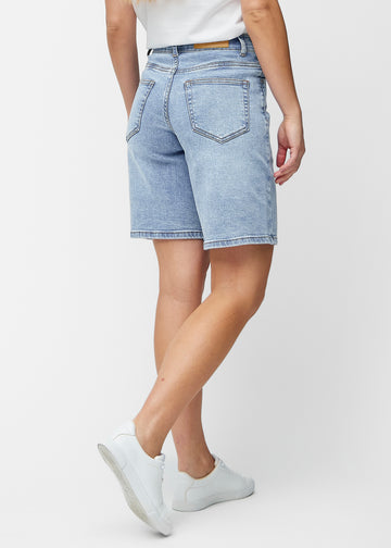 Løse, lyseblå denim shorts i farven Waves set bagfra, så pasform og længde kan ses.