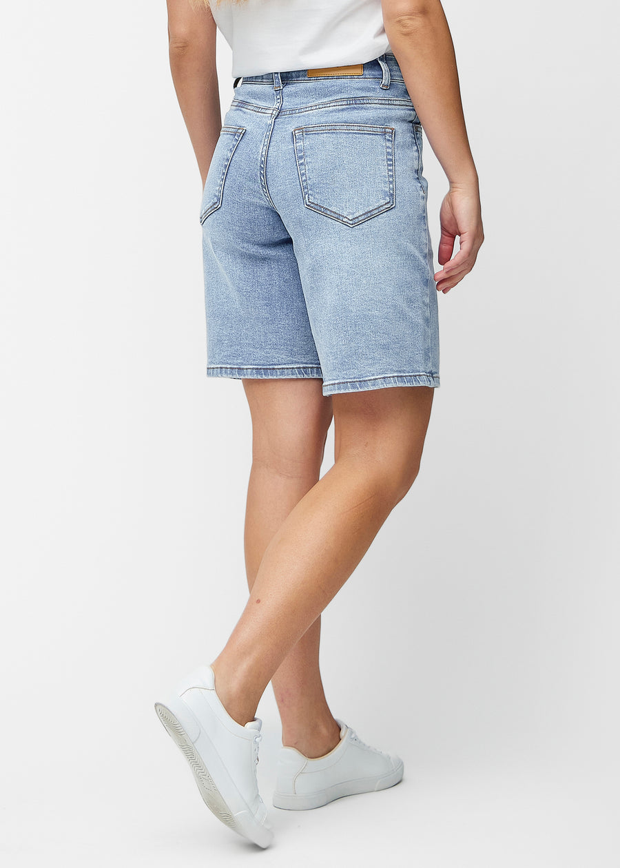 Løse, lyseblå denim shorts i farven Waves set bagfra, så pasform og længde kan ses.