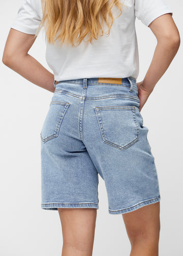Løse, lyseblå denim shorts i farven Waves set bagfra tæt på for at vise pasform og detaljer.