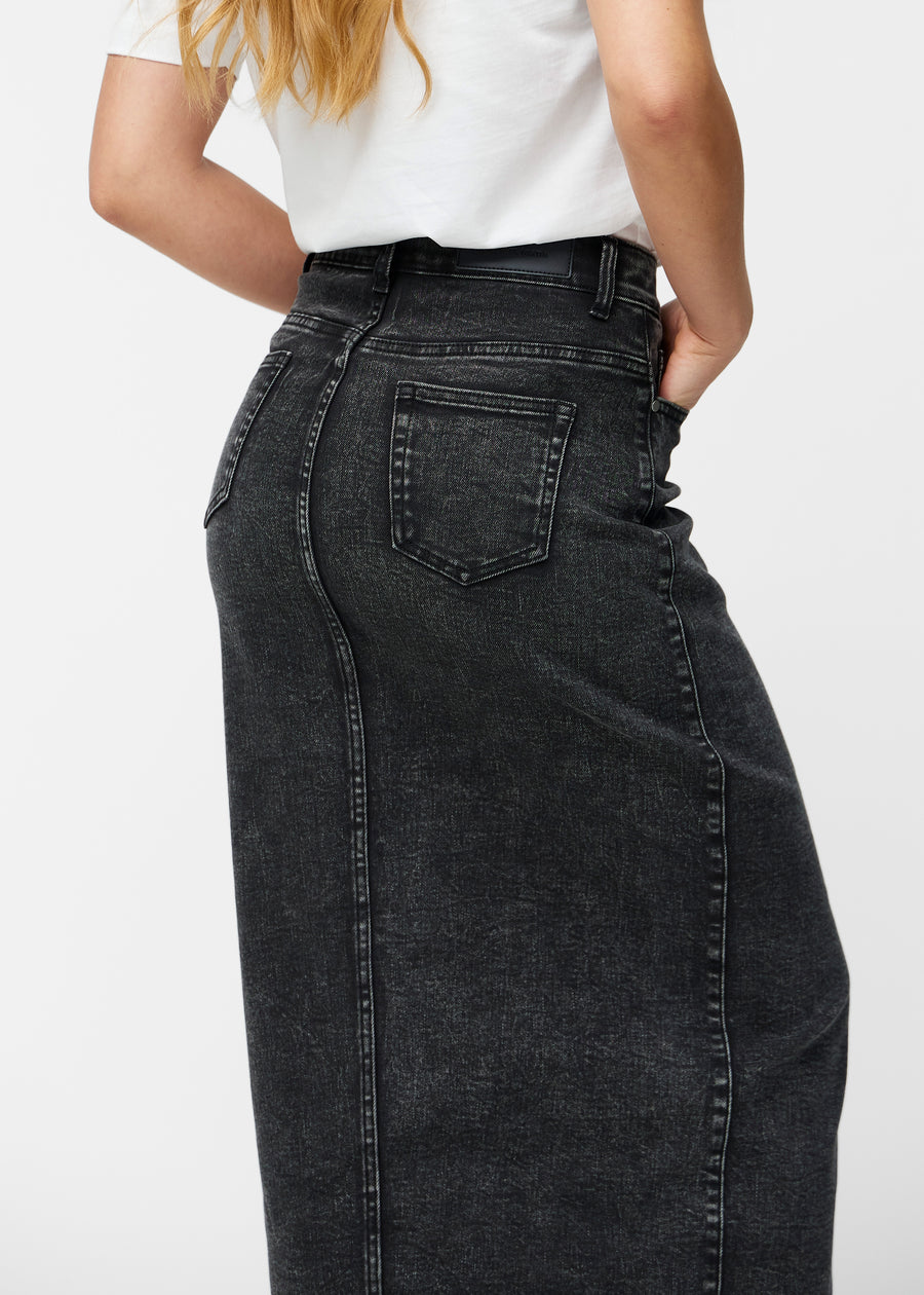 Lang, mørkegrå denimnederdel i farven Shadows set bagfra tæt på for at vise pasform og detaljer.