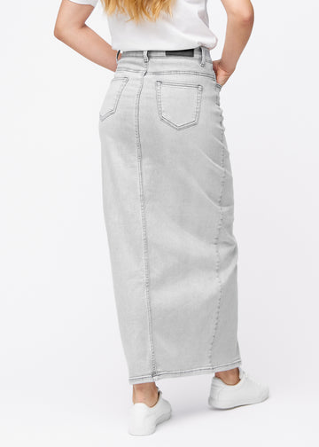 Lang, lysegrå denimnederdel i farven Ashes med regulær pasform set bagfra, så hele nederdelens længde kan ses.
