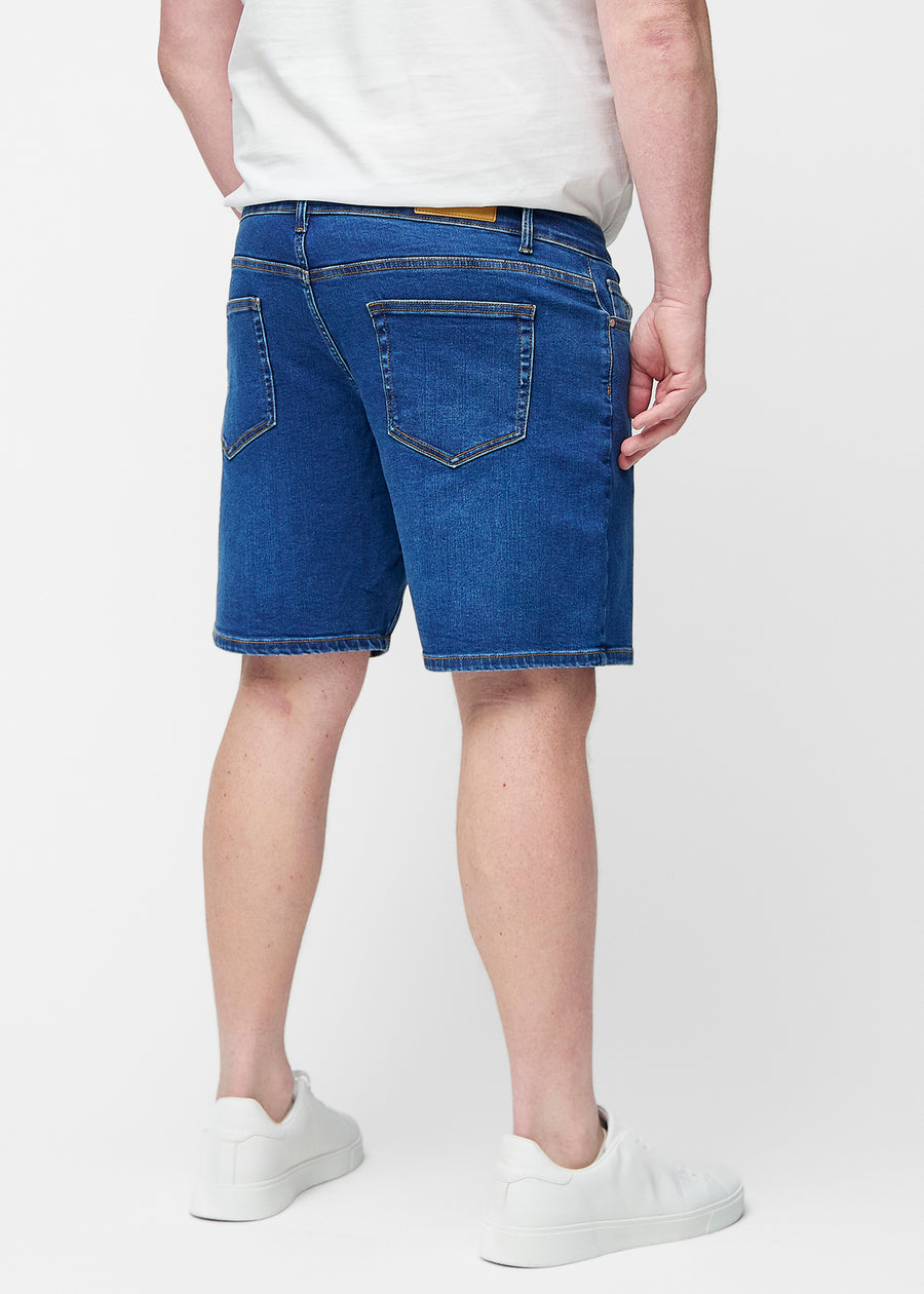 Mørkeblå denim shorts til mænd i farven Oceans set bagfra på plus-size model.