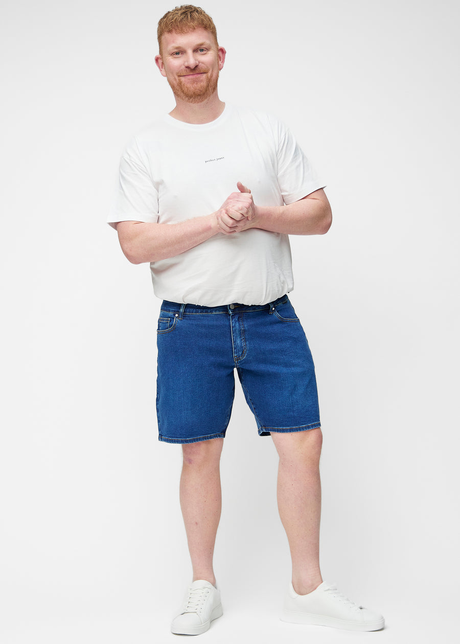 Fuldt billede af plus-size model i mørkeblå denim shorts til mænd i farven Oceans med regular pasform.