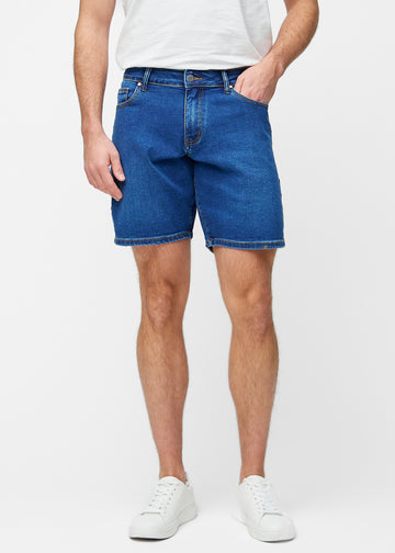 Mørkeblå denim shorts til mænd i farven Oceans med regular pasform, der sidder naturligt ved hoften og giver luft omkring lårene, set forfra.