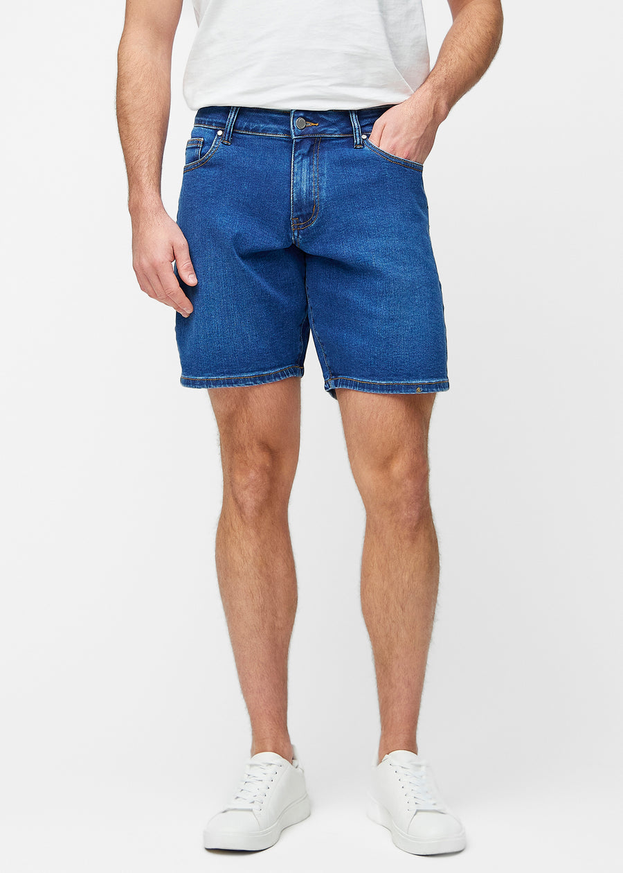 Mørkeblå denim shorts til mænd i farven Oceans med regular pasform, der sidder naturligt ved hoften og giver luft omkring lårene, set forfra.