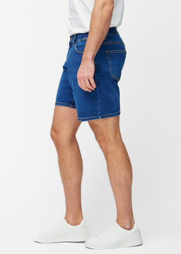 Mørkeblå denim shorts til mænd i farven Oceans med regular pasform set fra siden på model.
