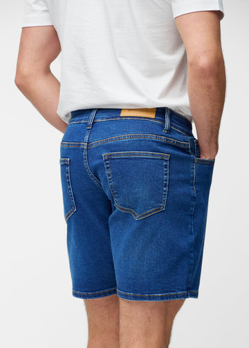 Mørkeblå denim shorts til mænd i farven Oceans set bagfra tæt på for at vise pasform og detaljer.