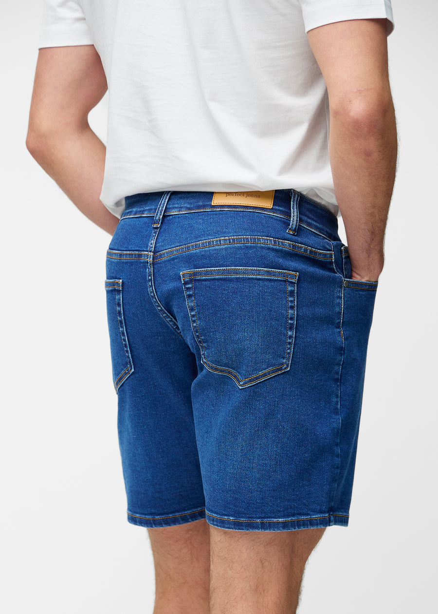 Mørkeblå denim shorts til mænd i farven Oceans set bagfra tæt på for at vise pasform og detaljer.
