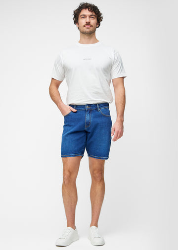 Fuldt billede af model i mørkeblå denim shorts til mænd i farven Oceans med regular pasform.