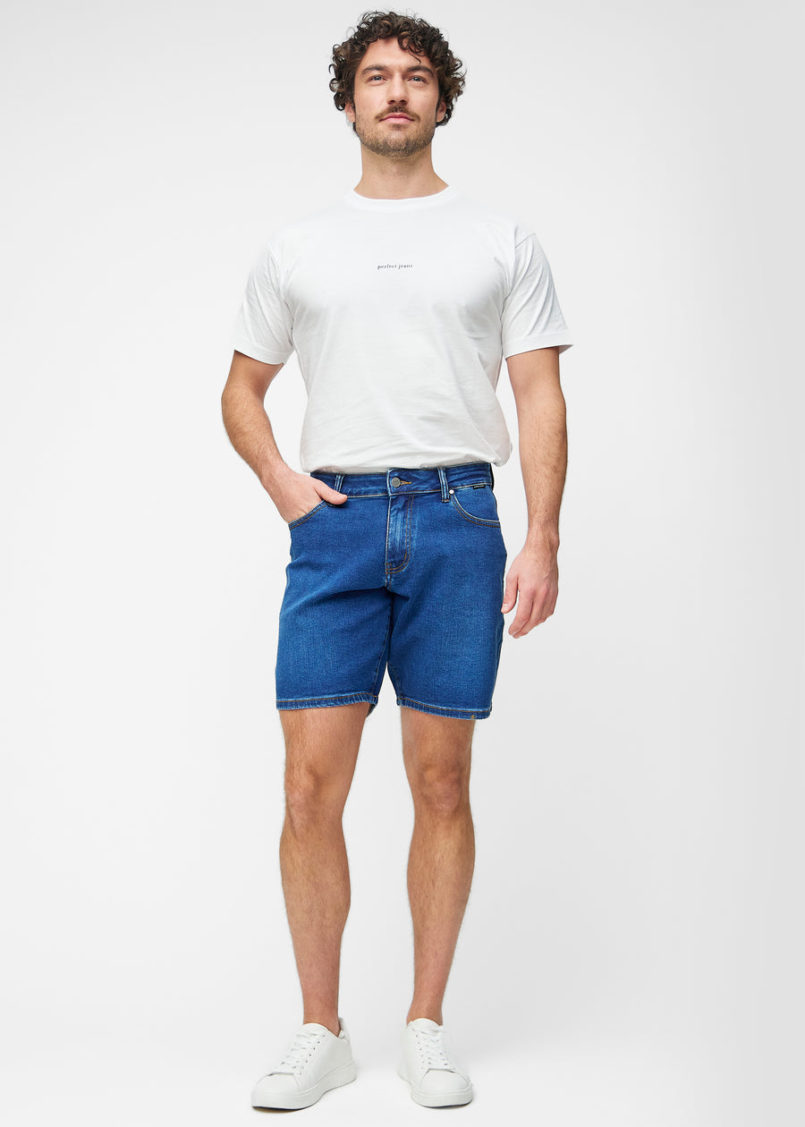 Fuldt billede af model i mørkeblå denim shorts til mænd i farven Oceans med regular pasform.